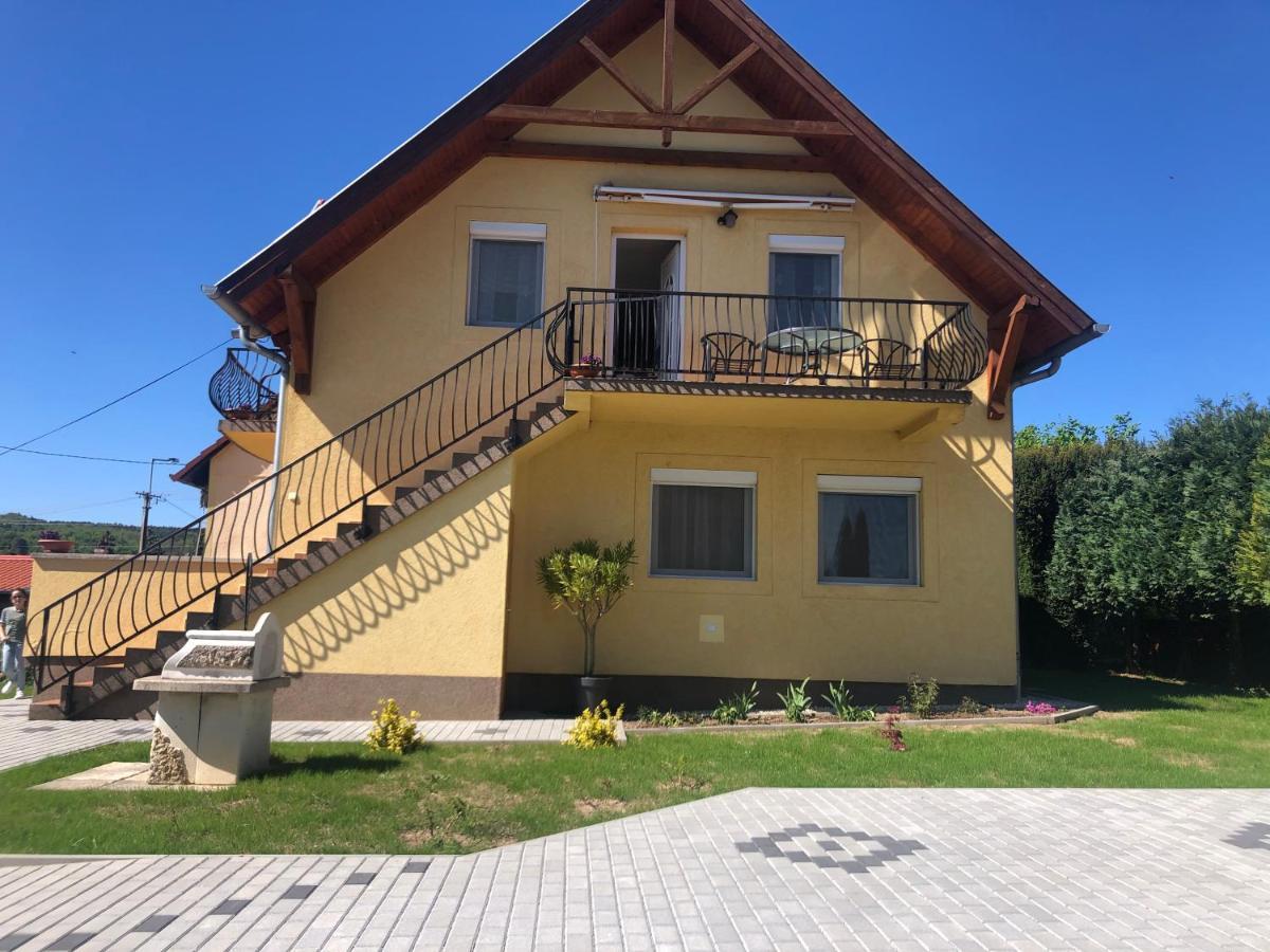Laura-Haus Lägenhet Vonyarcvashegy Exteriör bild