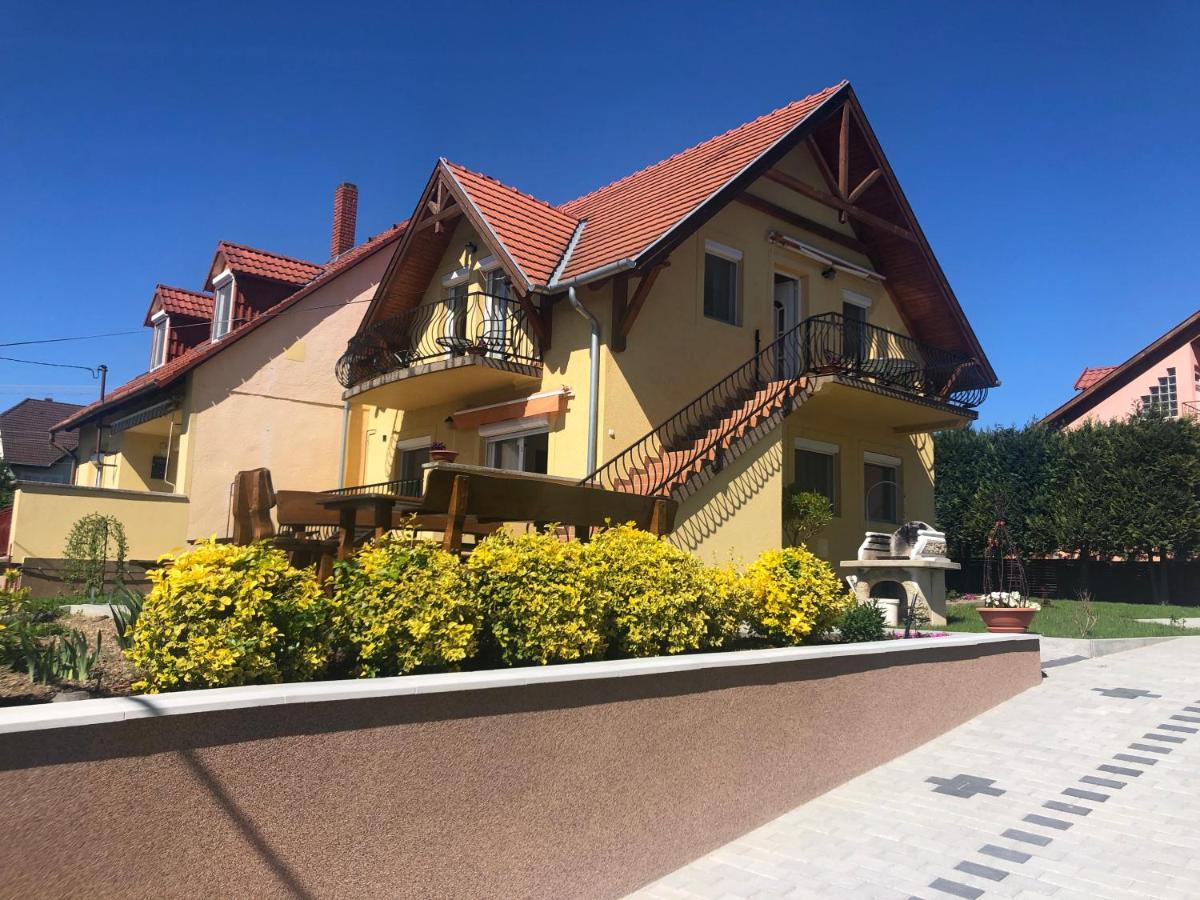 Laura-Haus Lägenhet Vonyarcvashegy Exteriör bild